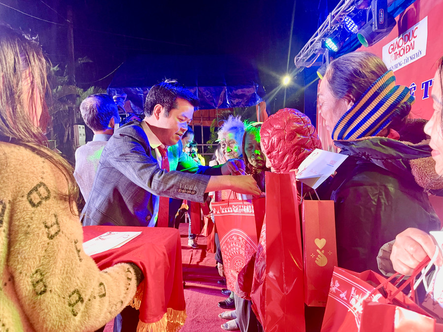 Tại chương trình BTC đã trao 92 suất quà cho các hộ dân là đối tượng khó khăn, người già neo đơn, người bị bệnh hiểm nghèo... tại xã Cẩm Vịnh.