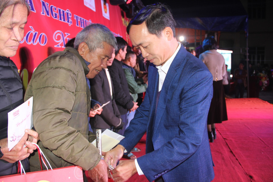 Mỗi suất quà trị giá 900.000 ngàn đồng bao gồm tiền và hiện vật.