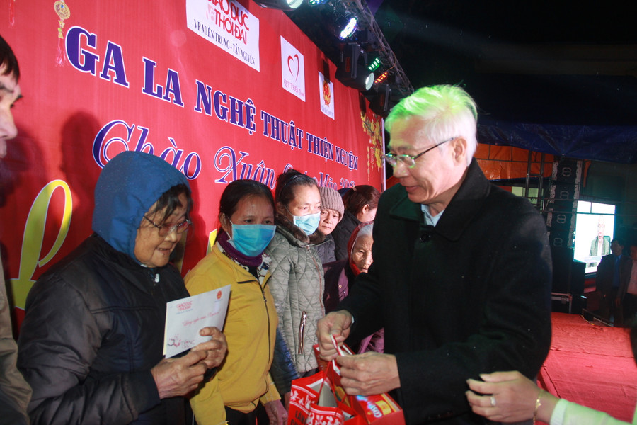 ...ông Đoàn Đình Anh - Chủ tịch Hội Khuyến học Hà Tĩnh trao các suất quà hỗ trợ các hộ dân khó khăn đón Tết.