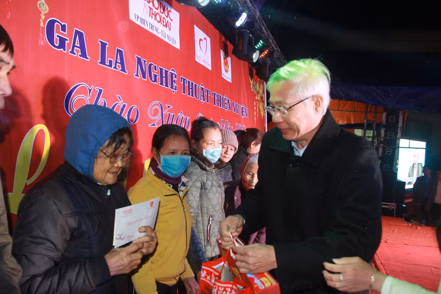 ...ông Đoàn Đình Anh - Chủ tịch Hội Khuyến học Hà Tĩnh trao các suất quà hỗ trợ các hộ dân khó khăn đón Tết.