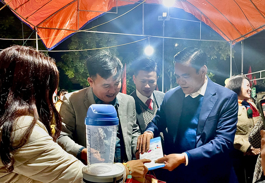 Chủ tịch UBND tỉnh Hà Tĩnh Võ Trọng Hải tham quan một số gian hàng sản phẩm địa phương tại chương trình Gala.