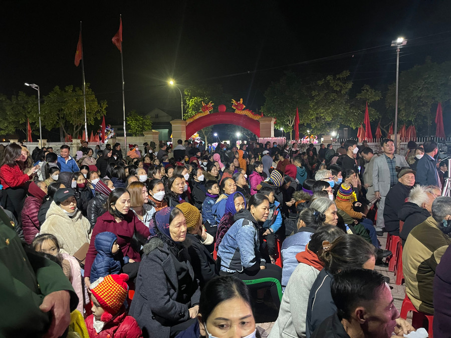 Đông đảo bà con xã Cẩm Vịnh (huyện Cẩm Xuyên), háo hức theo dõi chương trình.