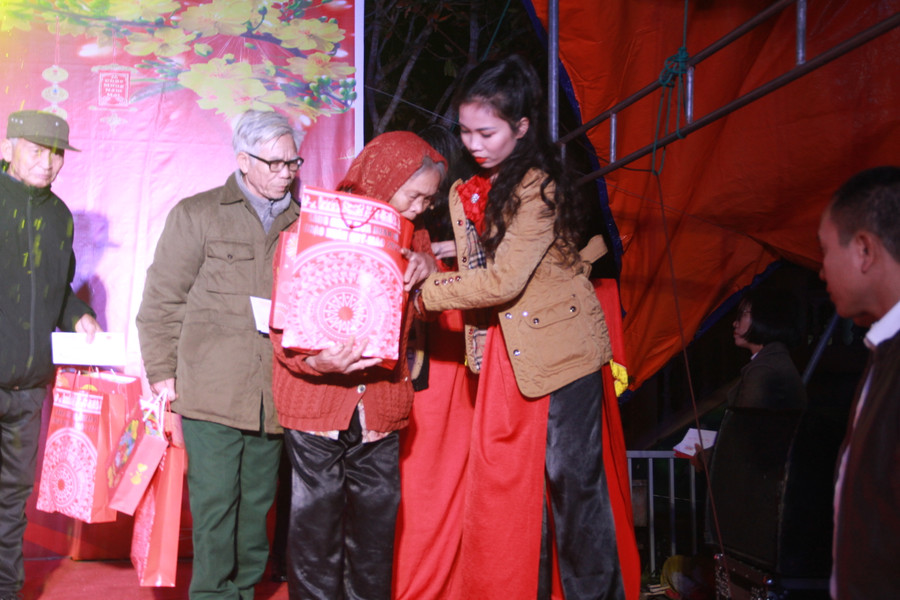 Những món quà thiết thực trước thềm năm mới với mong muốn động viên, chia sẻ giúp người dân khó khăn có cái Tết đầm ấm, vui tươi.