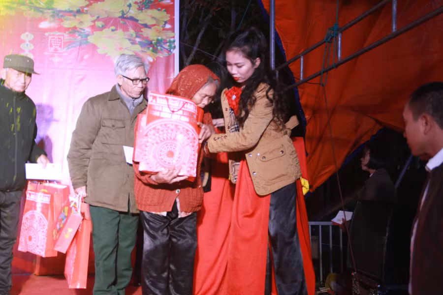 Những món quà thiết thực trước thềm năm mới với mong muốn động viên, chia sẻ giúp người dân khó khăn có cái Tết đầm ấm, vui tươi.