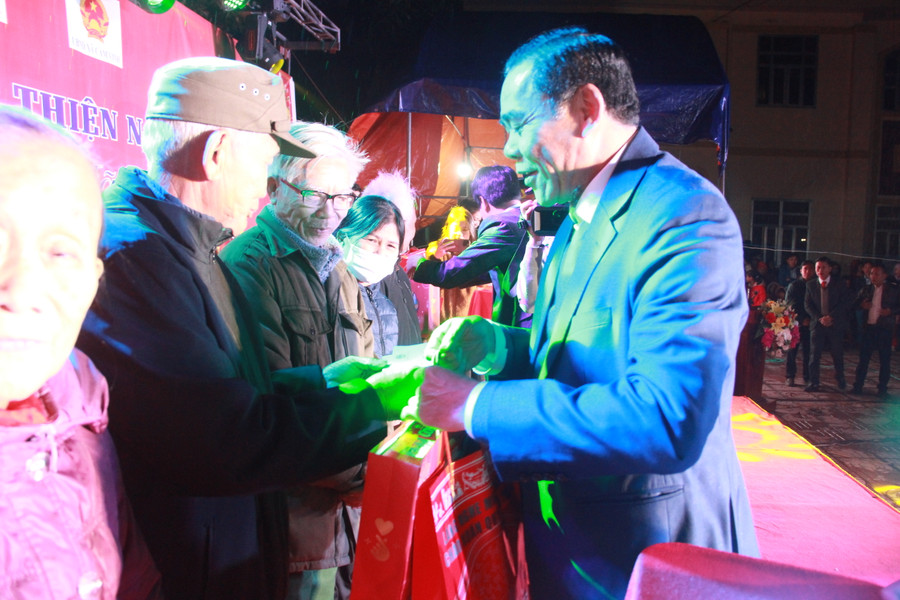 Chủ tịch UBND tỉnh Hà Tĩnh Võ Trọng Hải và...