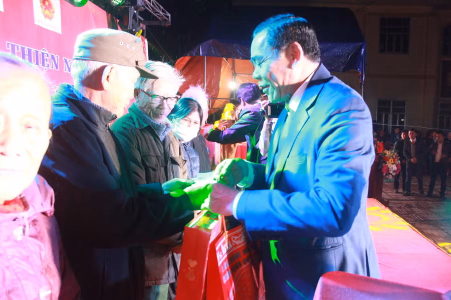 Chủ tịch UBND tỉnh Hà Tĩnh Võ Trọng Hải và...