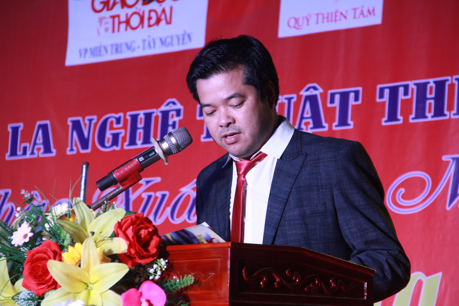 Ông Nguyễn Văn Dũng - Trưởng đại diện văn phòng báo GD&amp;TĐ khu vực MTTN phát biểu khai mạc chương trình Gala thiện nguyện.
