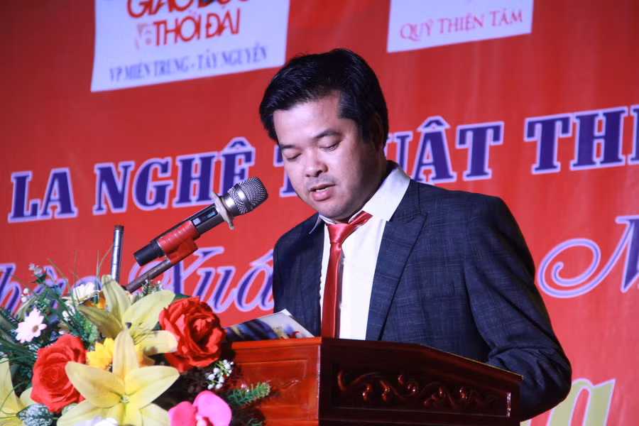 Ông Nguyễn Văn Dũng - Trưởng đại diện văn phòng báo GD&amp;TĐ khu vực MTTN phát biểu khai mạc chương trình Gala thiện nguyện.