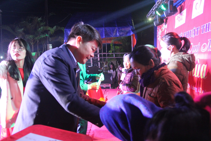 Đại diện lãnh đạo UBND huyện Cẩm Xuyên trao quà hỗ trợ của chương trình cho bà con khó khăn.