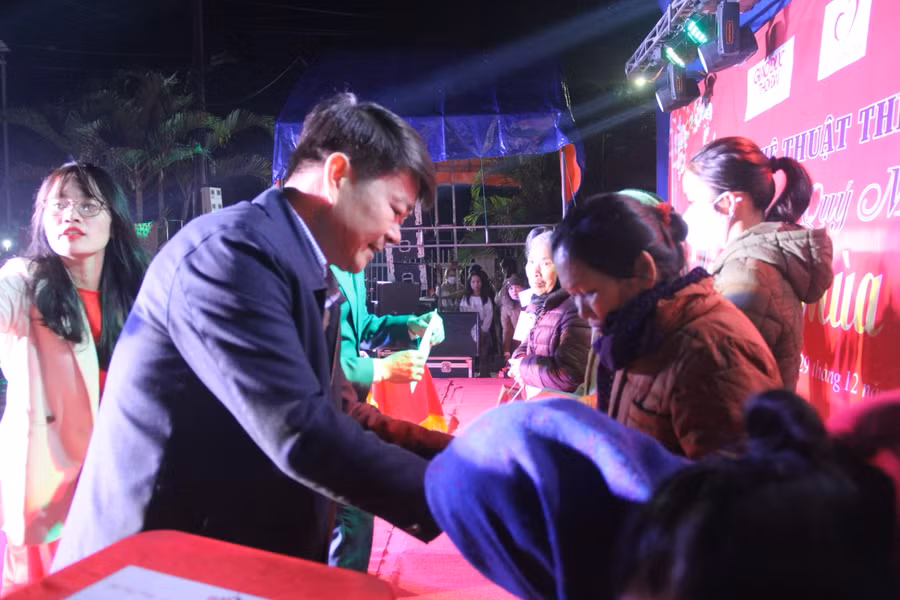 Đại diện lãnh đạo UBND huyện Cẩm Xuyên trao quà hỗ trợ của chương trình cho bà con khó khăn.