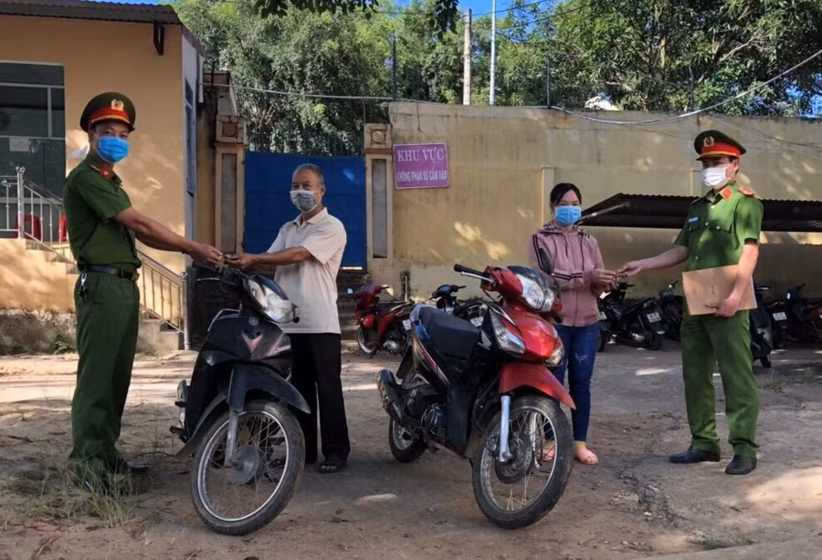 Công an huyện Cư Jút bàn giao tài sản bị mất trộm cho người dân.