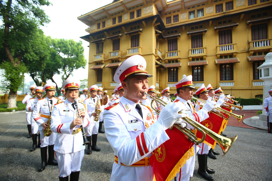 Thành viên đội danh dự đưa cờ ASEAN Thành viên đội danh dự đưa cờ ASEAN