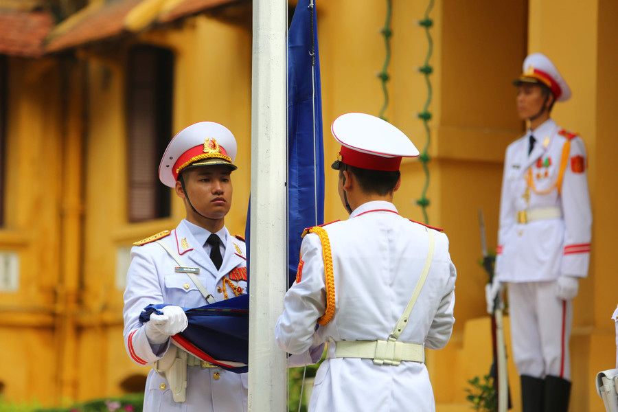 Lá cờ ASEAN được thành viên đội danh dự kéo lên trước sự chứng kiến của đại diện các nước thành viên. Lá cờ ASEAN được thành viên đội danh dự kéo lên trước sự chứng kiến của đại diện các nước thành viên.