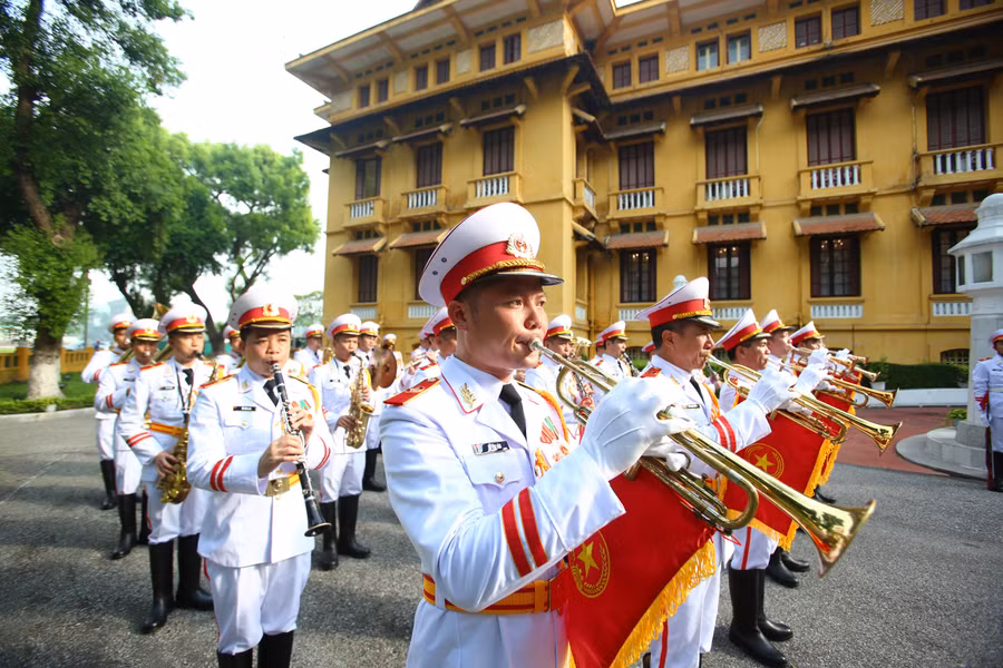 Thành viên đội danh dự đưa cờ ASEAN