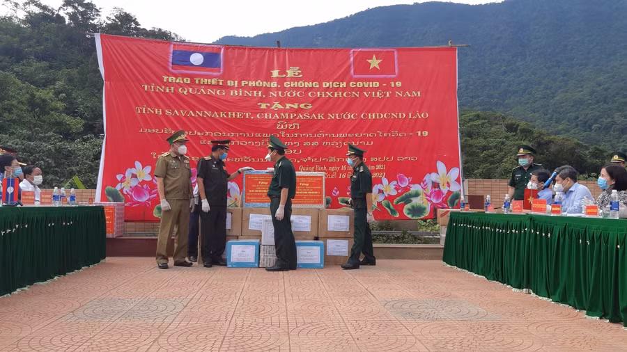 Quảng Bình: Tiếp tục hỗ trợ thiết bị phòng, chống dịch cho nước bạn Lào