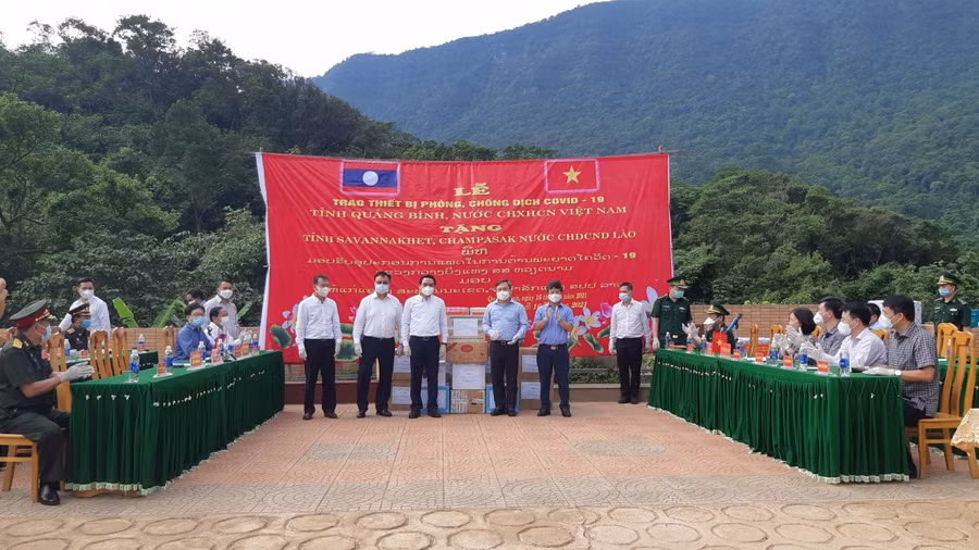 Lễ bàn giao thiết bị phòng, chống dịch Covid-19 và một số nhu yếu phẩm cho 2 tỉnh Champasak và Savannakhet (Lào).