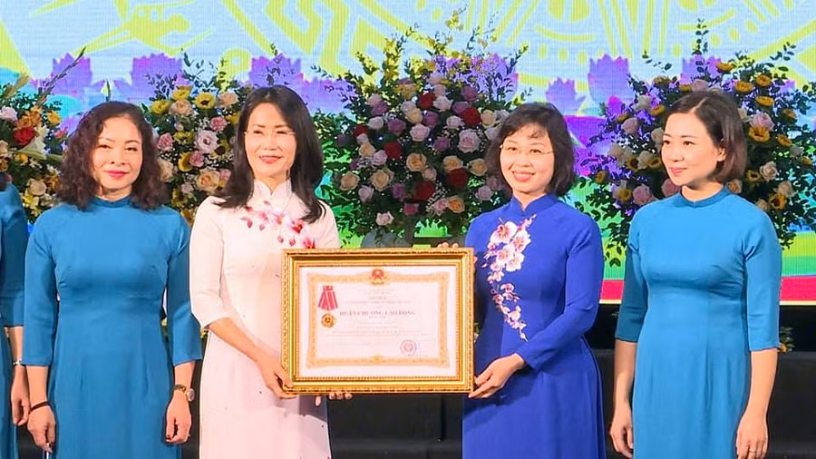 Trường Tiểu học Hạ Long vinh dự nhận Huân chương Lao động hạng Nhì của nhà nước