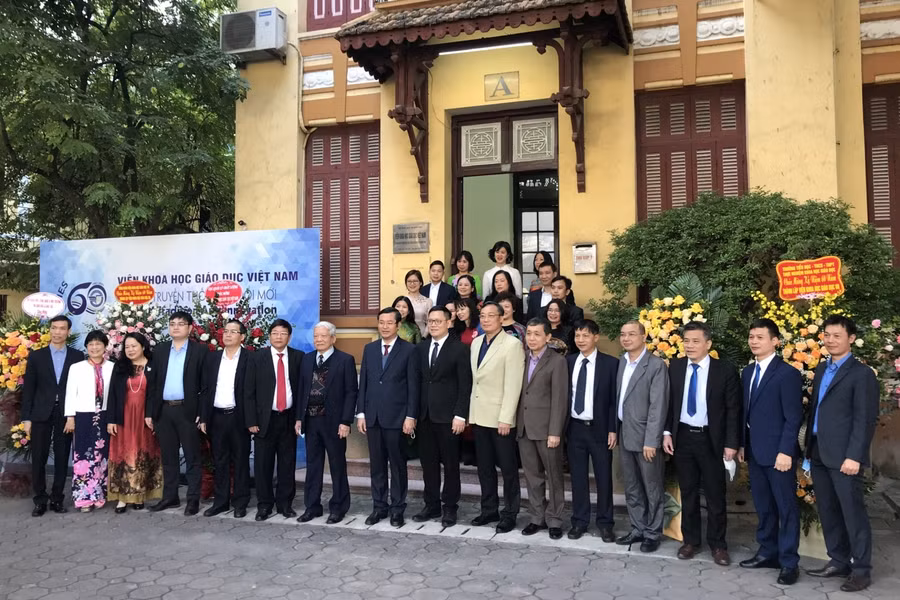 Thứ trưởng Nguyễn Văn Phúc và các lãnh đạo Viện KHGD Việt Nam tại lễ kỷ niệm