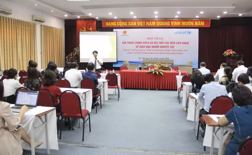 Ông Tạ Ngọc Trí - Phó Vụ trưởng Vụ Giáo dục tiểu học báo cáo tại hội thảo về chính sách giáo dục đối với người khuyết tật