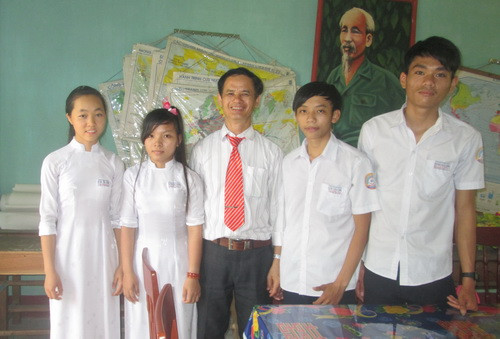 Thầy Linh được các đồng nghiệp và các thế hệ học trò mệnh danh là "Thầy giáo của những cuộc thi" Thầy Linh được các đồng nghiệp và các thế hệ học trò mệnh danh là "Thầy giáo của những cuộc thi"