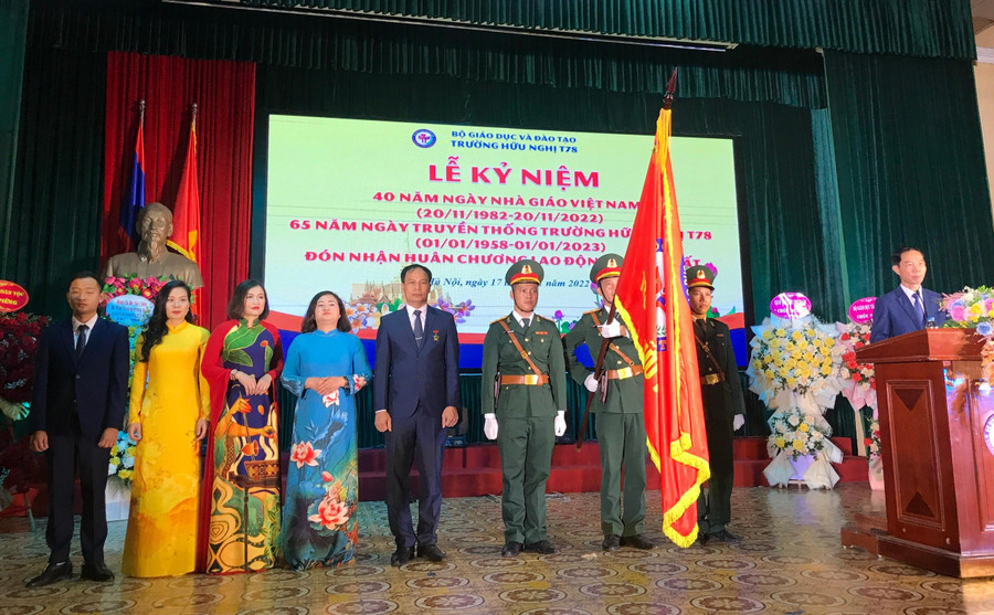 Đại diện lãnh đạo nhà trường nhận Huân chương Lao động hạng Nhất do nhà nước Lào trao tặng. Đại diện lãnh đạo nhà trường nhận Huân chương Lao động hạng Nhất do nhà nước Lào trao tặng.