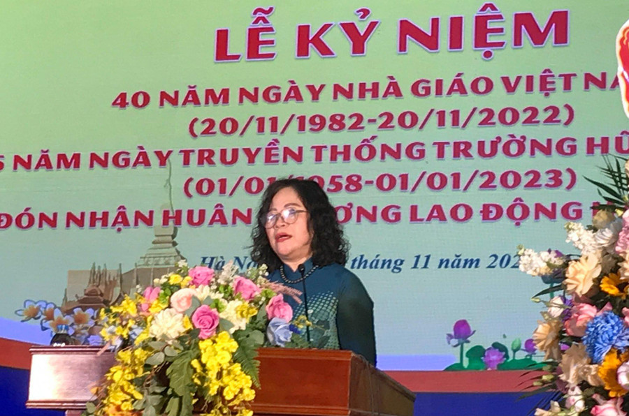 Thứ trường Ngô Thị Minh phát biểu chúc mừng nhà trường. Thứ trường Ngô Thị Minh phát biểu chúc mừng nhà trường.