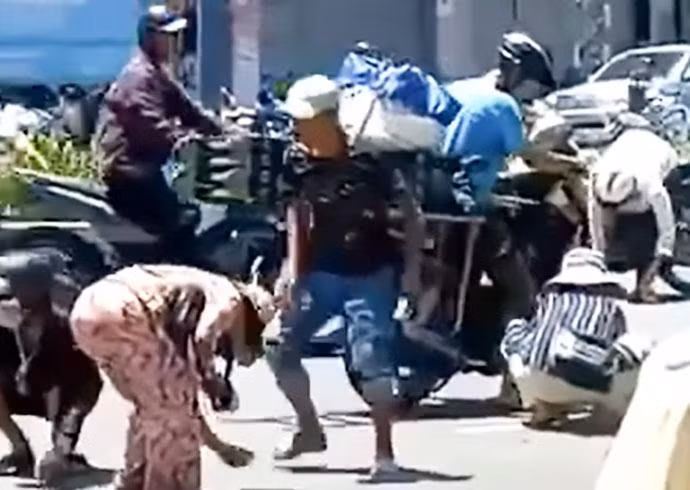 Nhiều người dân nhặt vàng do đối tượng cướp tiệm vàng ném ra.