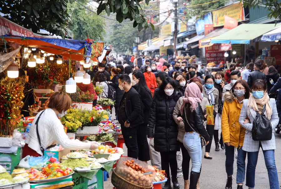 Rất đông người đổ về Phủ Tây Hồ ngày lễ Rằm tháng Giêng.