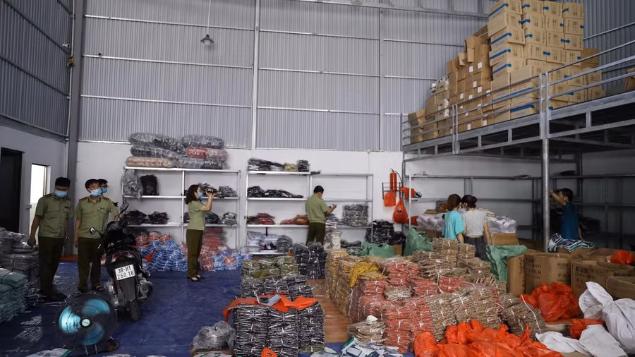 Lực lượng QLTT đã thu giữ khoảng 40 tấn hàng gồm 123.425 sản phẩm mang dấu hiệu vi phạm. Ảnh: Tổng cục QLTT