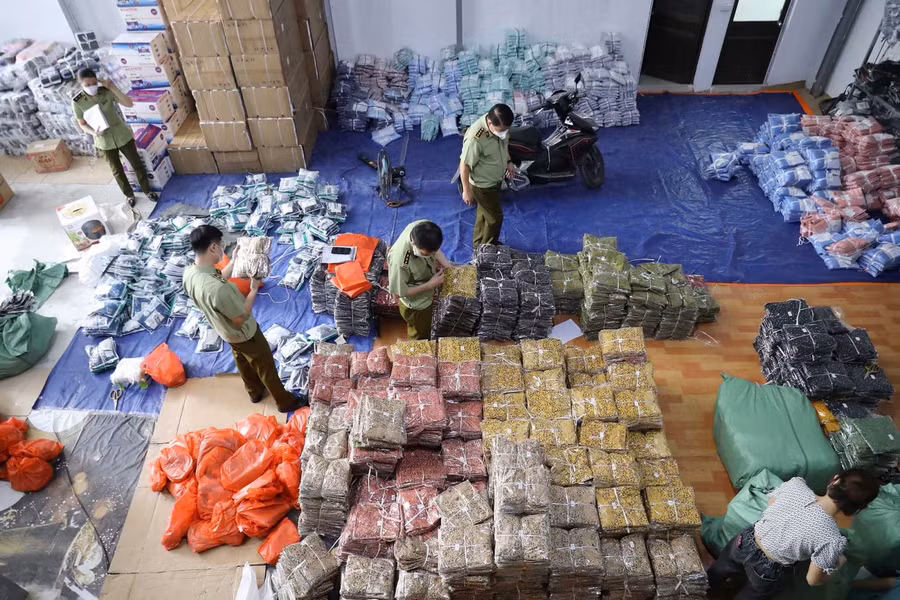 Lực lượng chức năng thành lập 8 đoàn công tác kiểm tra 8 kho hàng, cơ sở kinh doanh livetreams bán hàng không rõ nguồn gốc. Ảnh:Tổng cục QLTT