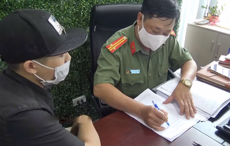 Phòng An ninh kinh tế Công an Hải Phòng làm việc tại Văn phòng Công ty TNHH MTV ANT Group (Cầu Giấy, Hà Nội). Ảnh: Công an Hải Phòng.