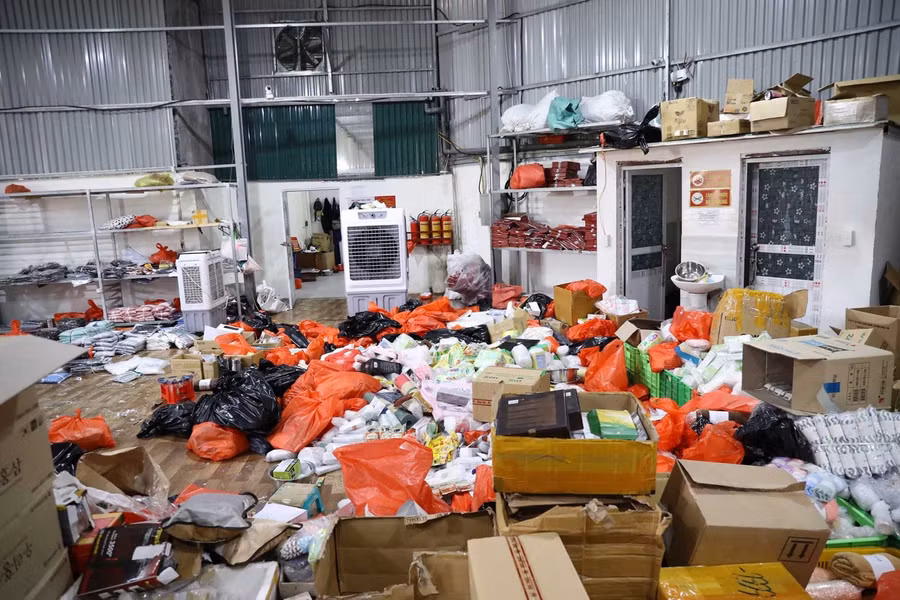 Nhiều sản phẩm không rõ nguồn gốc xuất xử được lực lượng chức năng phát hiện, thu giữ. Ảnh: Tổng cục QLTT.