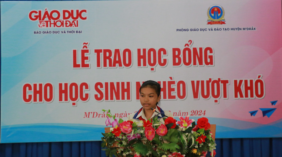 Em Trần Hồ Anh Thư đại diện 50 em học sinh phát biểu. (Ảnh: TT)