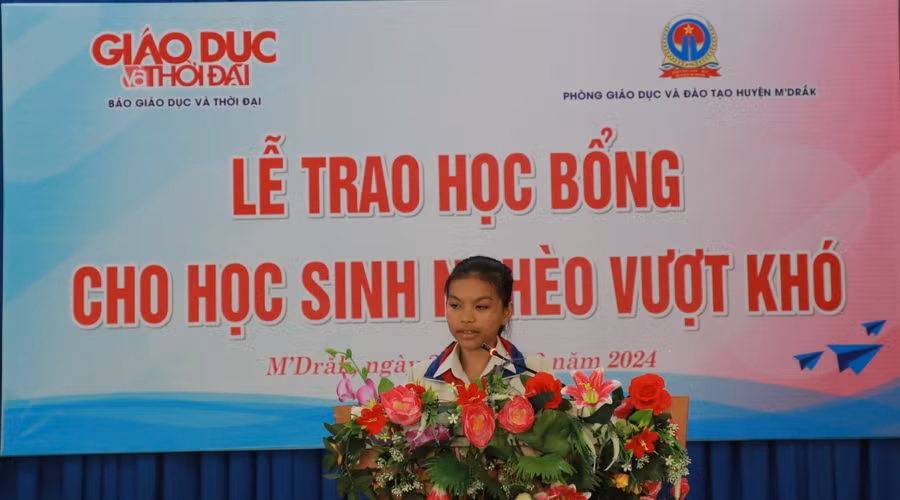 Em Trần Hồ Anh Thư đại diện 50 em học sinh phát biểu. (Ảnh: TT)