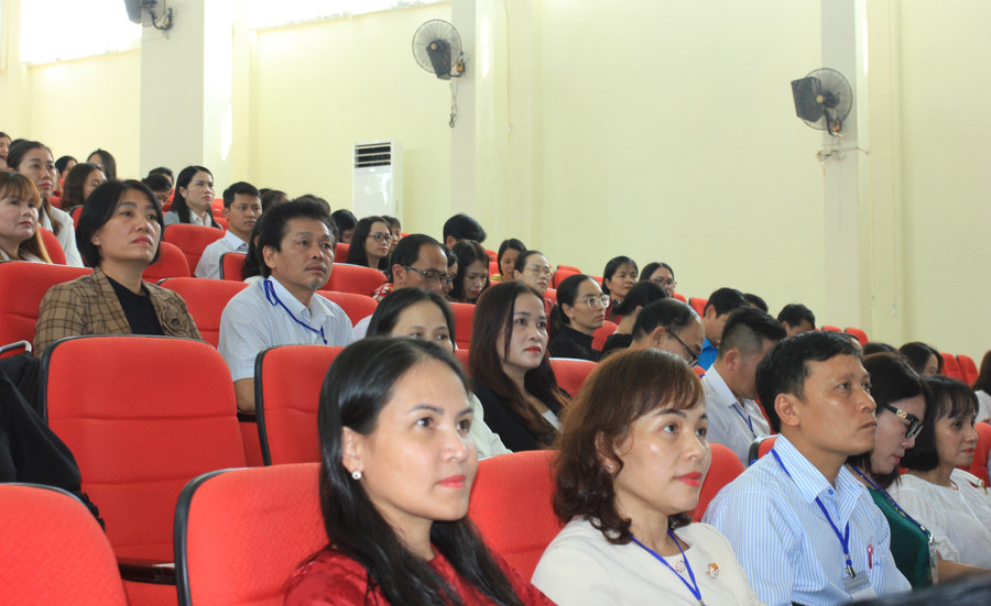 Các giáo viên dự khai mạc Hội thi. (Ảnh: TT) Các giáo viên dự khai mạc Hội thi. (Ảnh: TT)