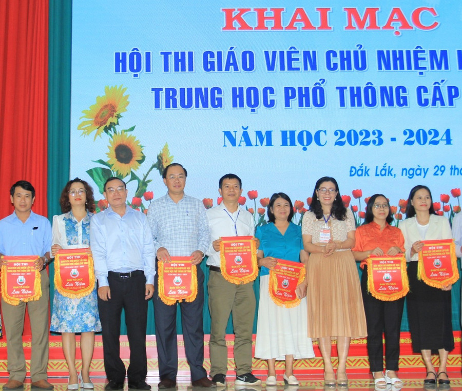 Ban tổ chức trao cờ lưu niệm cho các đơn vị tham gia Hội thi. (Ảnh: TT) Ban tổ chức trao cờ lưu niệm cho các đơn vị tham gia Hội thi. (Ảnh: TT)