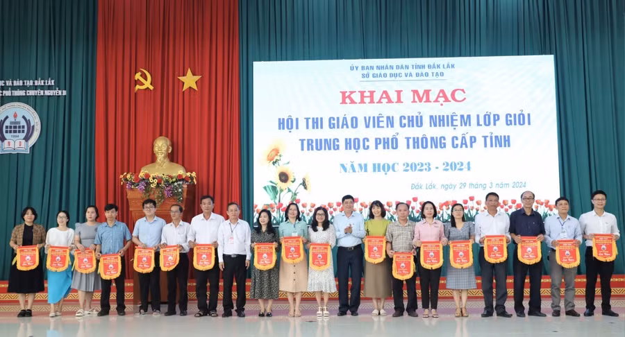 Ban tổ chức trao cờ lưu niệm cho các đơn vị. (Ảnh: TT)