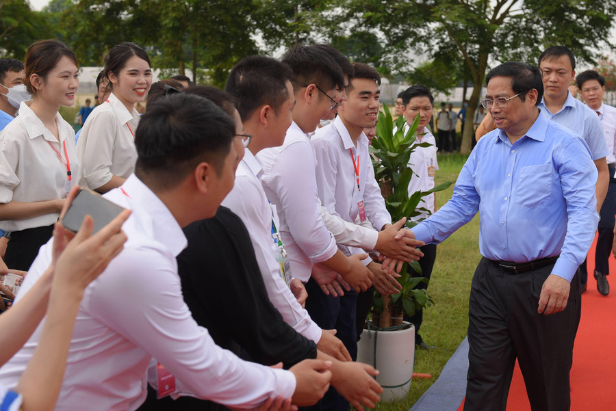 Thủ tướng ấn tượng với sự vui vẻ, rạng rỡ trên từng khuôn mặt mỗi cán bộ, giảng viên, học viên, sinh viên Học Viện Nông nghiệp Việt Nam.