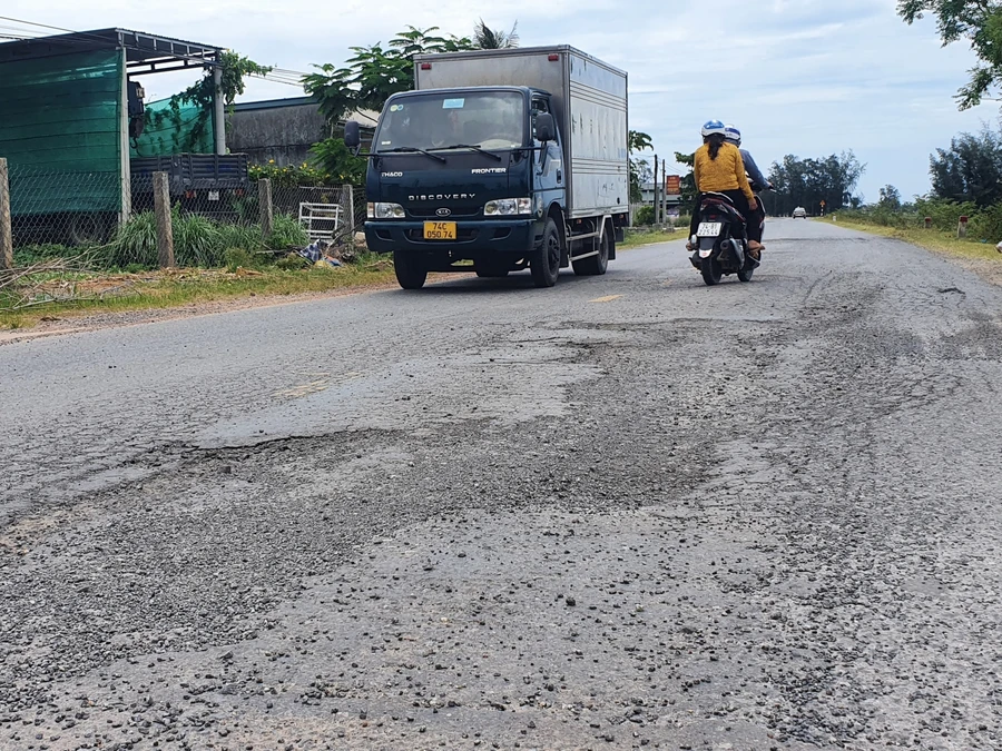 Tuyến đường bị xuống cấp luôn tiềm ẩn nguy cơ gây tai nạn cho người đi đường.