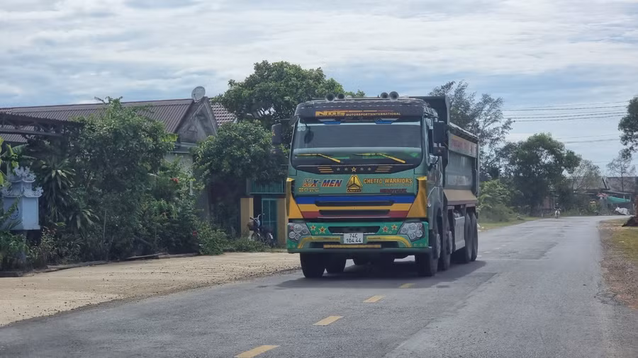 Các phương tiện chở đất phục vụ các công trình xây dựng trên địa bàn lưu thông qua tuyến đường ĐT.575a.