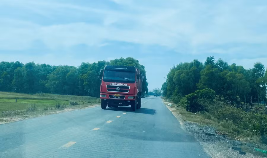 Người dân luôn bất an mỗi khi phương tiện chở đất cát lưu thông qua tuyến đường trên.