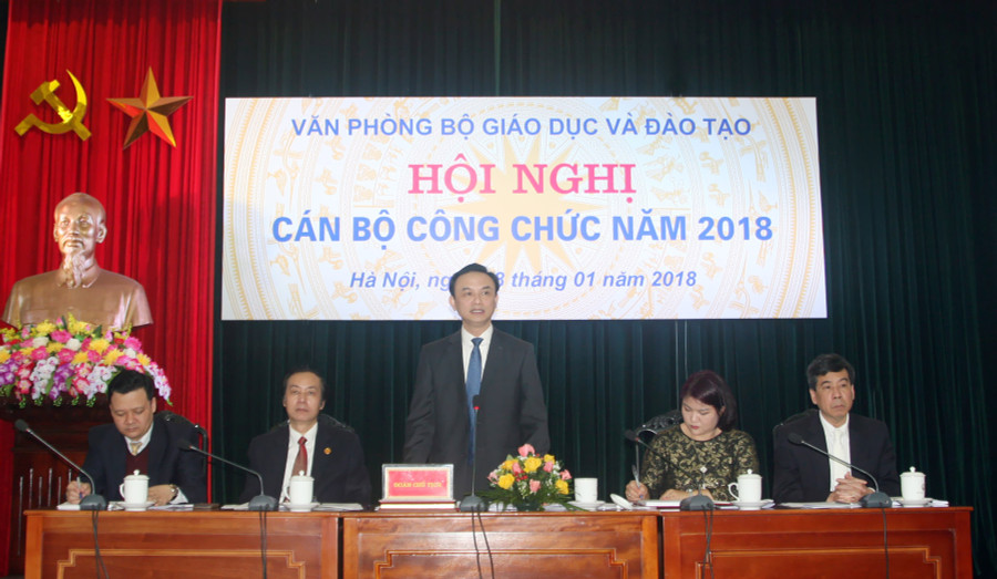Đồng chí Nguyễn Viết Lộc, Chánh Văn phòng Bộ GD&ĐT, nêu một số kết quả nổi bật trong hoạt động của Văn phòng năm 2017