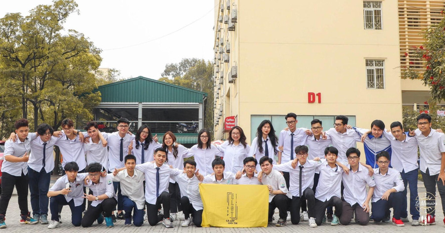 Trần Khôi Nguyên và các bạn học cùng lớp ở Trường THPT Chuyên, Đại học sư phạm Hà Nội. Trần Khôi Nguyên và các bạn học cùng lớp ở Trường THPT Chuyên, Đại học sư phạm Hà Nội.