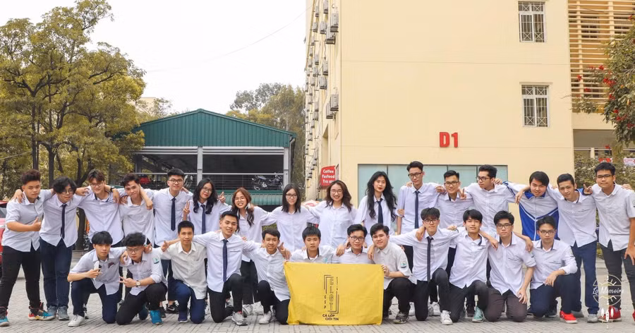 Trần Khôi Nguyên và các bạn học cùng lớp ở Trường THPT Chuyên, Đại học sư phạm Hà Nội.