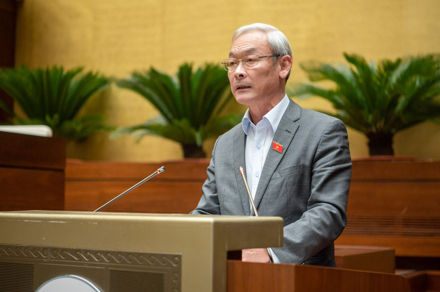 Chủ nhiệm Ủy ban Tài chính, Ngân sách Nguyễn Phú Cường trình bày Báo cáo thẩm tra việc chuyển nguồn kinh phí công tác phòng, chống dịch COVID-19 năm 2021 của các địa phương sang niên độ ngân sách năm 2022. Chủ nhiệm Ủy ban Tài chính, Ngân sách Nguyễn Phú Cường trình bày Báo cáo thẩm tra việc chuyển nguồn kinh phí công tác phòng, chống dịch COVID-19 năm 2021 của các địa phương sang niên độ ngân sách năm 2022.