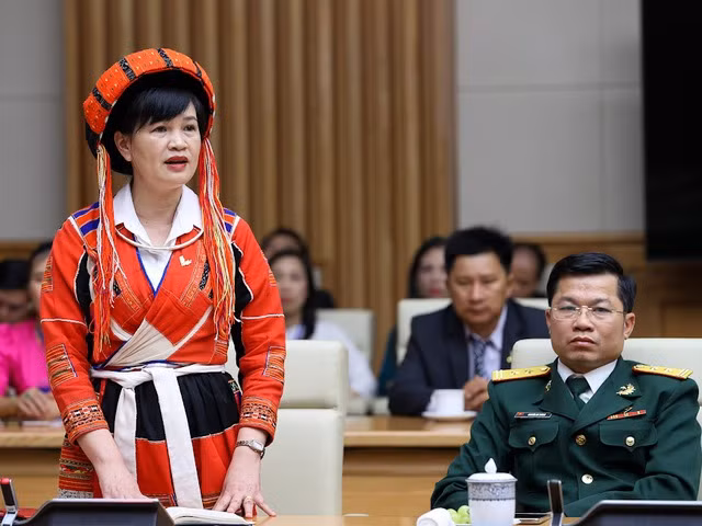 Cô giáo Ma Thị Hồng: Chúng tôi luôn vận động, thuyết phục bà con rằng con đường thoát nghèo là có việc làm.