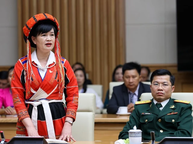 Cô giáo Ma Thị Hồng: Chúng tôi luôn vận động, thuyết phục bà con rằng con đường thoát nghèo là có việc làm.