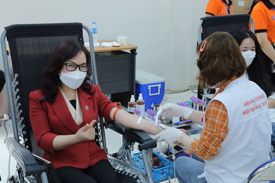PGS.TS Nguyễn Thị Nhung- Hiệu Trưởng Trường ĐH Mở Hà Nội tham gia ngày hội hiến máu nhân đạo