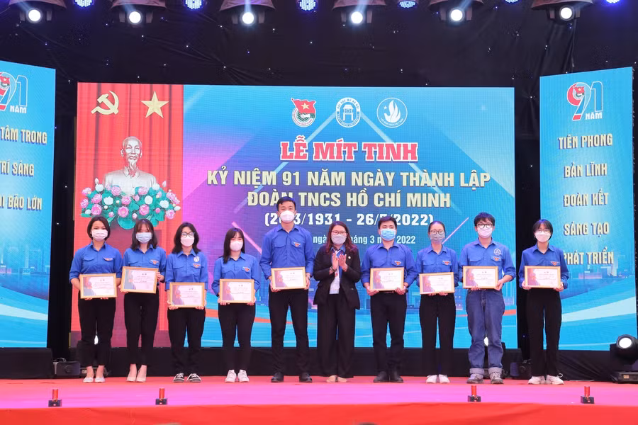 Đoàn thanh niên Nhà trường vinh danh, khen thưởng 28 cán bộ Đoàn tiêu biểu xuất sắc có đóng góp tích cực trong phong trào đoàn năm 2021.