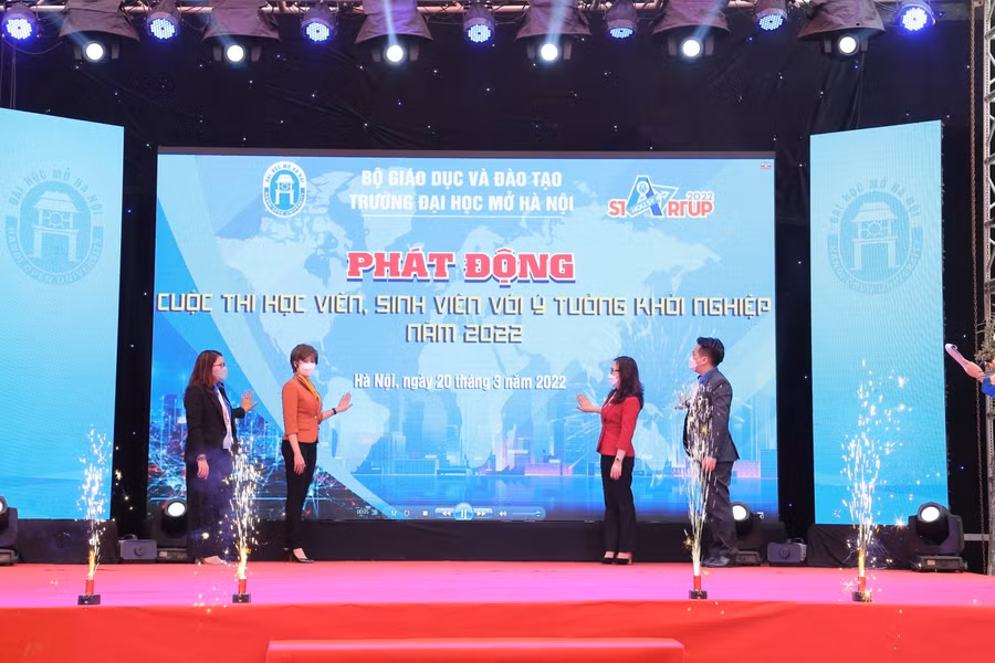 Đại diện Lãnh đạo Nhà trường và Đoàn Thanh niên ấn nút khởi động cuộc thi Sinh viên với ý tưởng khởi nghiệp HOU SV Start up 2022
